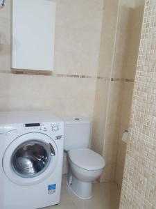 コスタ・テギセにあるApartamentos Tahicheのバスルーム(洗濯機、トイレ付)