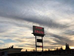 Certificato, attestato, insegna o altro documento esposto da Sunset Inn