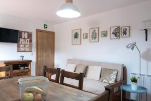 un soggiorno con un divano e un tavolo di Casa dos Cortes a Sever do Vouga Altre 11 foto