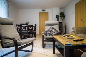 ein Wohnzimmer mit Stühlen und einem Couchtisch in der Unterkunft Ferienhaus im Grünen in Wietze