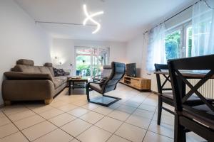 sala de estar con sofá y mesa en Ferienhaus im Grünen en Wietze
