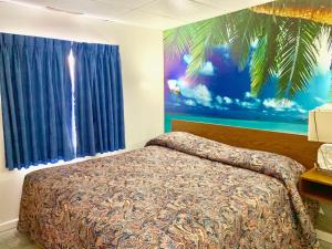 Postel nebo postele na pokoji v ubytování White Caps Motel + 37 fotografií