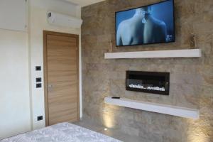 A television and/or entertainment centre at Villa Martina Luxury Rooms
