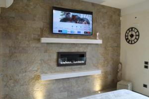A television and/or entertainment centre at Villa Martina Luxury Rooms