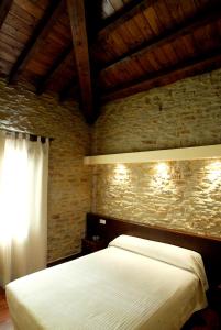 A bed or beds in a room at Hotel El Faixero Tradicional
