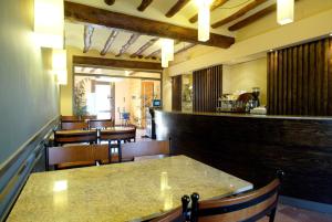 A restaurant or other place to eat at Hotel El Faixero Tradicional Még 14 kép