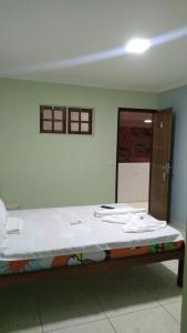 Guabiraba的住宿－Pousada Bela Vista，一间卧室设有一张大床和开放式门