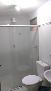 La salle de bains est pourvue d'une douche, de toilettes et d'un lavabo. dans l'établissement Pousada Bela Vista, à Guabiraba