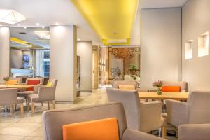 The lounge or bar area at Up Recoleta Hotel