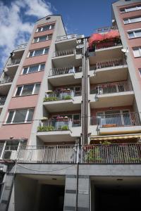 un edificio de apartamentos alto con balcones. en DERELLI Deluxe and DERELLI Adorable apartments, en Sofía