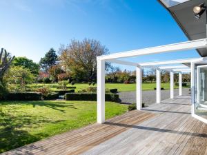 una terraza con un pabellón en un jardín en Amuri Villas, en Clive