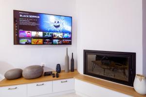 TV a/nebo společenská místnost v ubytování Sun 'n Chill, Boutique Apartments & Beach Villa