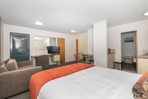 TV a/nebo společenská místnost v ubytování Bella Vista Motel Lake Wanaka + 20 fotografií