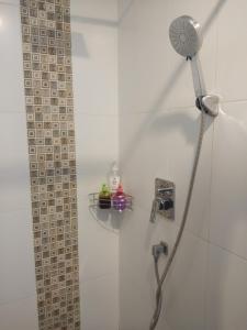 eine Dusche mit Duschkopf im Bad in der Unterkunft Grandblue 411 in Mae Pim