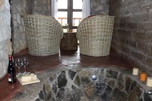 a room with two baskets and wine glasses on the floor at Cabañas La Tierra Grande in Zacatlán +70 photos