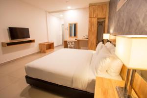 Een bed of bedden in een kamer bij Adya Hotel Chenang