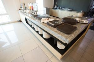 Kuchyň nebo kuchyňský kout v ubytování Hotel Adya Express Chenang