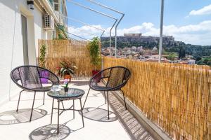 un patio con 2 sillas y una mesa en el balcón en Monastiraki Studios en Athens