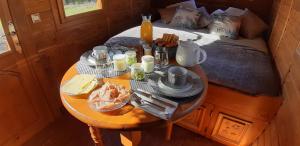 una mesa pequeña con comida encima de una cama en Du Coté de Lacoume, en Anla