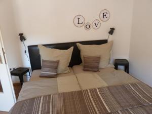 1 dormitorio con 1 cama con 2 almohadas y 2 mesas en Melcher`s, en Bernkastel-Kues