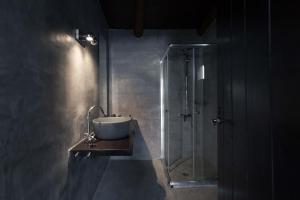 y baño con lavabo y ducha. en Monastery Estate Guesthouse en Sougia