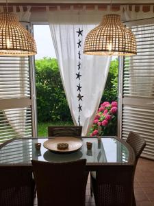 un tavolo con sedie con due lampade e una finestra di Dimora dei saraceni a Marina di Pisticci