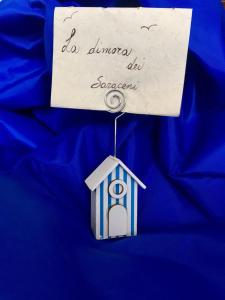 un piccolo ornamento di casa su un pezzo di carta di Dimora dei saraceni a Marina di Pisticci