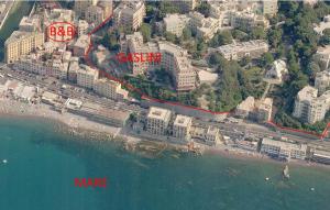 热那亚B&B Gaslini & Mare (anche con uso cucina)的鸟瞰海滩与建筑物和海洋