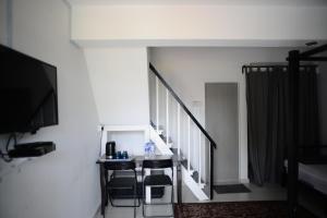 TV a/nebo společenská místnost v ubytování Tiny Boutique Habitat