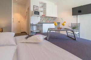 Кровать или кровати в номере Apartments Sestanka