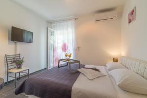 Кровать или кровати в номере Apartments Sestanka