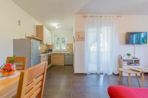 Кухня или мини-кухня в Apartments Sestanka

