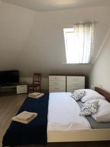 Un pat sau paturi într-o cameră la Alegria Natur Apartments