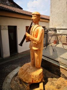 a statue of a man holding a baseball bat at Residenza Se son Rose in Schignano