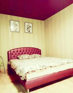 En eller flere senge i et værelse på Комфортні апартаменти з великим ліжком на Кірова ,поруч 16 лікарня,Дафі