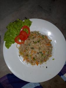 Makanan di atau berdekatan rumah tamu ini