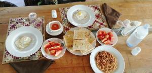 Makanan di atau berdekatan rumah tamu ini