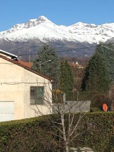 een huis met een met sneeuw bedekte berg op de achtergrond bij A casa di Antonella in Biella