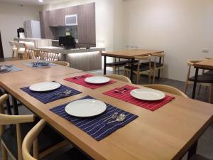 馬公市的住宿－美心民宿，一张木桌,上面有盘子和餐巾