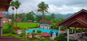 En udsigt til poolen hos Toraja Torsina Hotel eller i nærheden