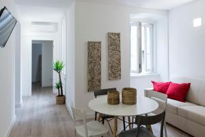 uma sala de estar com uma mesa e um sofá em Paduina3 Comfort Apartments em Trieste