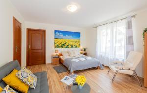 Un pat sau paturi într-o cameră la Apartament i Pokoje Gościnne u Lusi