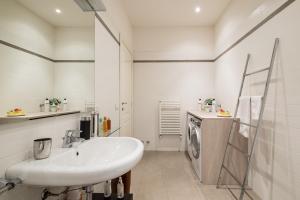 ボローニャにあるThe Jasmine Terrace Retreatのバスルーム(シンク、洗濯機付) +37枚の写真