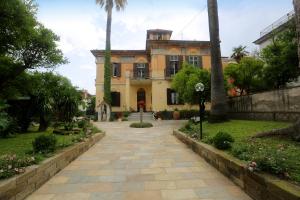 Κήπος έξω από το Villa Elide