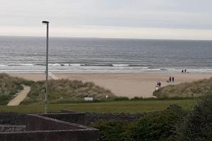 Gallery image of Marine Beach Escape Castlerock Beside Beach Golf Course and Pub in Castlerock