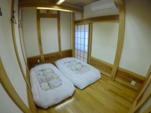 Postel nebo postele na pokoji v ubytování Narita Sando Guesthouse
