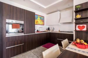a kitchen with a table with a bowl of fruit on it at The Jasmine Terrace Retreat in Bologna