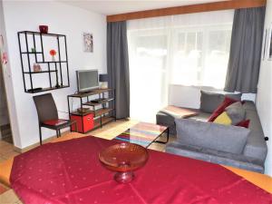 ein Wohnzimmer mit einem Sofa und einem Tisch in der Unterkunft Apartments Scheffau in Scheffau am Wilden Kaiser