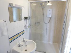 y baño con ducha, lavamanos y ducha. en Mount Royal - Penzance, en Penzance 82 fotos más