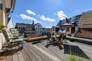 a deck with chairs and a table on a balcony at FeWo Kabine 21 / Zentral / Terrasse / Seilbahn Blick in Rüdesheim am Rhein